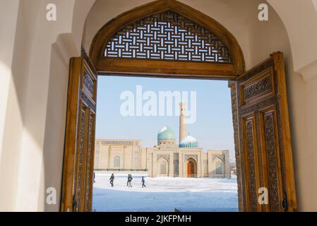 Tachkent, Ouzbékistan.Décembre 2020.Vue sur la vieille ville depuis les portes de Barak Khan Madrasah Banque D'Images