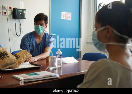 Étudiants anesthésiste pendant le compte-rendu après un exercice de réanimation en situation critique à la Faculté de médecine de Nîmes. Banque D'Images