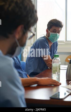 Étudiants anesthésiste pendant le compte-rendu après un exercice de réanimation en situation critique à la Faculté de médecine de Nîmes. Banque D'Images