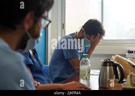 Étudiants anesthésiste pendant le compte-rendu après un exercice de réanimation en situation critique à la Faculté de médecine de Nîmes. Banque D'Images