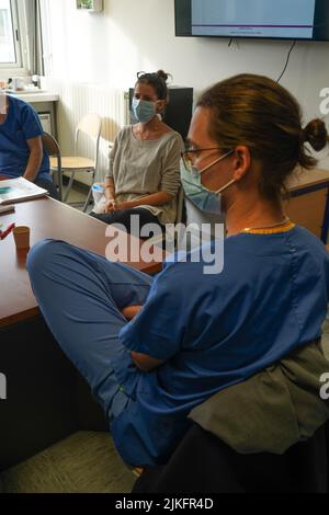 Étudiants anesthésiste pendant le compte-rendu après un exercice de réanimation en situation critique à la Faculté de médecine de Nîmes. Banque D'Images