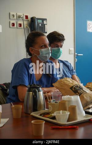 Étudiants anesthésiste pendant le compte-rendu après un exercice de réanimation en situation critique à la Faculté de médecine de Nîmes. Banque D'Images