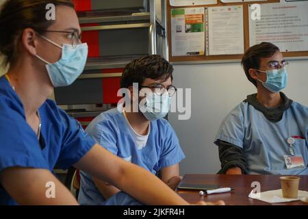 Étudiants anesthésiste pendant le compte-rendu après un exercice de réanimation en situation critique à la Faculté de médecine de Nîmes. Banque D'Images