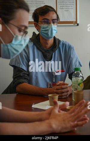 Étudiants anesthésiste pendant le compte-rendu après un exercice de réanimation en situation critique à la Faculté de médecine de Nîmes. Banque D'Images