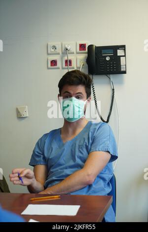 Étudiants anesthésiste pendant le compte-rendu après un exercice de réanimation en situation critique à la Faculté de médecine de Nîmes. Banque D'Images