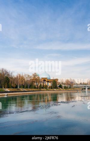 Tachkent.Ouzbékistan.Novembre 2021.Le remblai de la rivière Ankhor au complexe commémoratif à la mémoire des victimes de la répression Banque D'Images