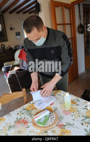 L'infirmière libérale effectue la facturation à la maison après l'injection du vaccin contre la grippe. Banque D'Images