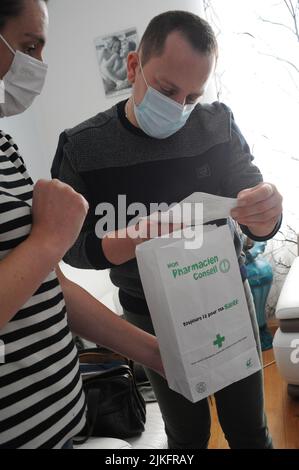 Préparation d'une injection intramusculaire anti-inflammatoire piroxicam pour traiter la sciatique. Banque D'Images