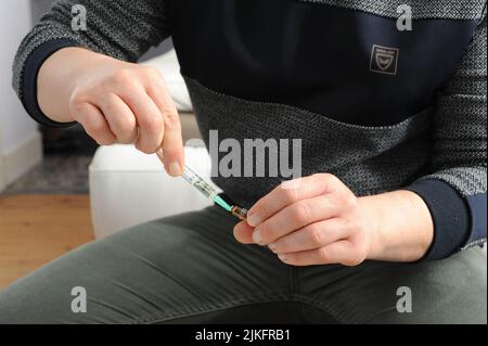 Préparation d'une injection intramusculaire anti-inflammatoire piroxicam pour traiter la sciatique. Banque D'Images