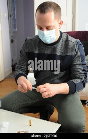 Préparation d'une injection intramusculaire anti-inflammatoire piroxicam pour traiter la sciatique. Banque D'Images