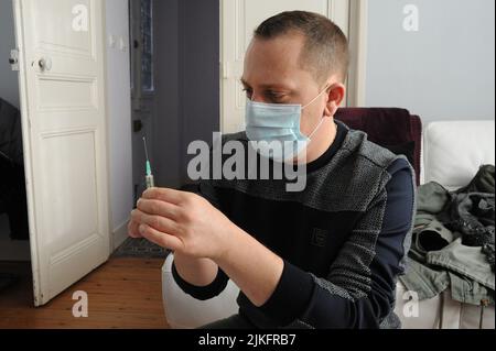 Préparation d'une injection intramusculaire anti-inflammatoire piroxicam pour traiter la sciatique. Banque D'Images