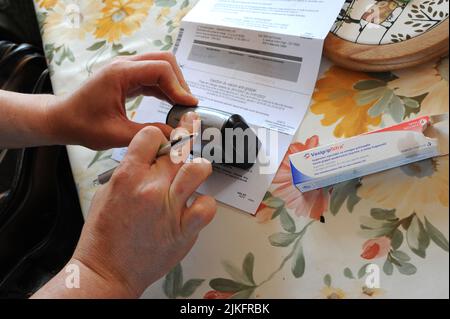 L'infirmière libérale effectue la facturation à la maison après l'injection du vaccin contre la grippe. Banque D'Images