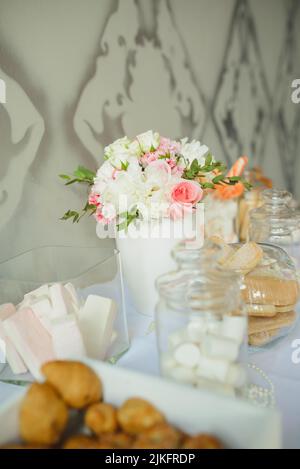 Arrangement de fleurs dans le décor d'une barre de bonbons lors d'un mariage ou d'une fête Banque D'Images