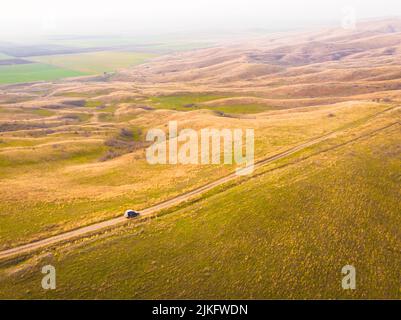 Vue aérienne vers le bas incroyable paysage du parc national de VAshlovani avec jeep en voiture à travers la route montagneuse Banque D'Images