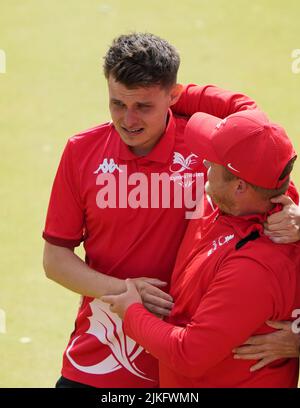 Wales Jarrad Breen est émotif avec Daniel Salmon, coéquipier, après que le couple a gagné l'or à la finale des paires de hommes à Victoria Park le cinquième jour des Jeux du Commonwealth 2022 à Birmingham. Date de la photo: Mardi 2 août 2022. Banque D'Images