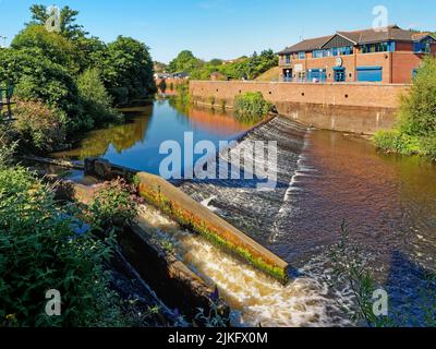 Royaume-Uni, Yorkshire du Sud, Sheffield, Meadowhall, River Don et Hadfields Weir Banque D'Images