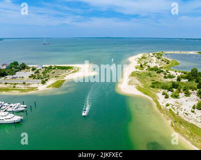 Vue aérienne d'un bateau à moteur entrant dans Mill Creek Banque D'Images