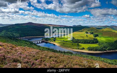 Réservoir Ladybower vu d'en haut, de Derwent Edge, Peak District National Park, Derbyshire, Royaume-Uni Banque D'Images