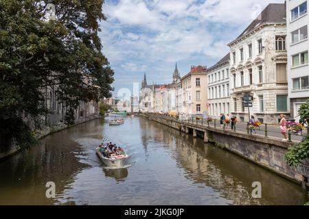 Gand, Belgique - 13 juillet 2018 : la rivière Leie et la rue Ajuinlei Banque D'Images