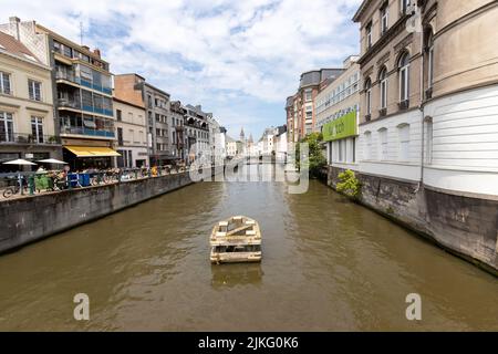 Gand, Belgique - 13 juillet 2018 : la rivière Leie et la rue Ajuinlei Banque D'Images