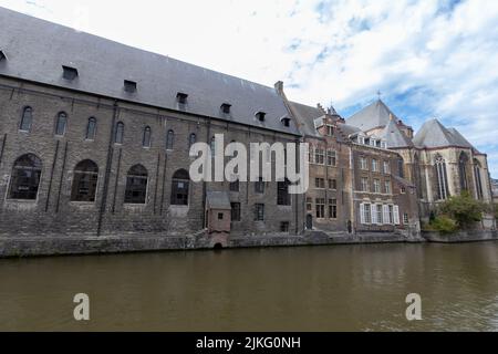 Centre culturel Het Pand (à gauche) et Eglise Saint Michel (à droite), vue sur la rivière Leie, Gand, Belgique Banque D'Images