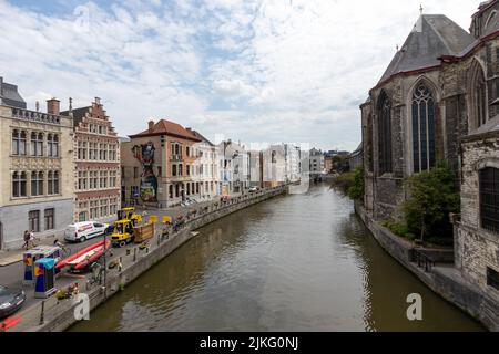 Gand, Belgique - 13 juillet 2018 : vue sur la rivière Leie depuis le pont Saint-Michel Banque D'Images