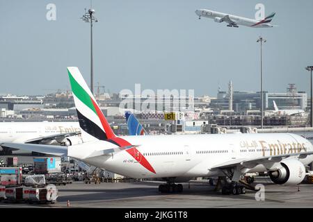 27.03.2022, Émirats arabes Unis, , Dubaï - Boeing 777 d'Emirates Airways sur le tablier de l'aéroport international de Dubaï. 00S220327D217CAROEX.JPG [MODÈLE Banque D'Images