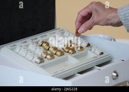 23.04.2022, Allemagne, Saxe-Anhalt, Magdebourg - pièces en euro dans une planche à farine. 00S220423D366CAROEX.JPG [AUTORISATION DU MODÈLE : NON, AUTORISATION DU PROPRIÉTAIRE : NON (C) CARO Banque D'Images