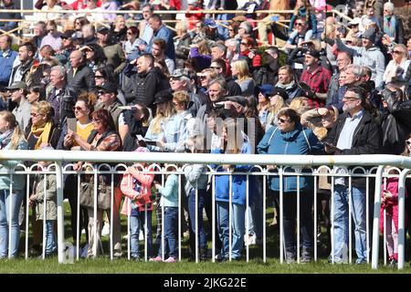 17.04.2022, Allemagne, Brandebourg, Hoppegarten - personnes sur l'hippodrome aux rails. 00S220417D325CAROEX.JPG [AUTORISATION DU MODÈLE : NON, AUTORISATION DU PROPRIÉTAIRE : N Banque D'Images