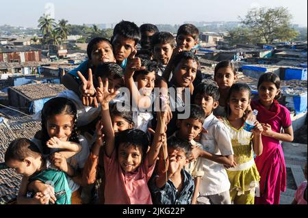 10.12.2011, Inde, , Mumbai - enfants dans une bidonville de Shivaji Nagar près de l'aéroport international Chhatrapati Shivaji Maharaj. 0SL111210D006CAROEX.JP Banque D'Images