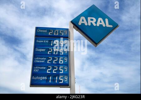 30.04.2022, Allemagne, Berlin, Berlin - Europe - Un tableau des prix affiche une hausse des prix du carburant pour l'essence et le diesel dans une station-service d'ARAL dans la Mitt Banque D'Images