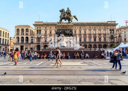 MILAN, ITALIE - 10 MAI 2018 : c'est le monument du roi Victor Emmanuel II sur la place de la cathédrale. Banque D'Images