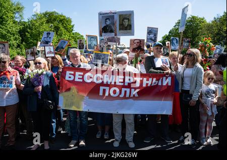 09.05.2022, Allemagne, Berlin, Berlin - Europe - les gens, la plupart d'entre eux faisant partie de la communauté russe expatrié et basée à Berlin, ont des photographies et Banque D'Images