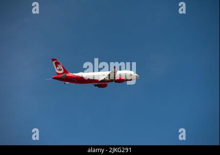 03.06.2022, Allemagne, Berlin, Berlin - Europa - Un avion Sundair Airbus A320 passagers immatriculé D-ASGK et dans l'ancienne livrée d'Air Berli Banque D'Images