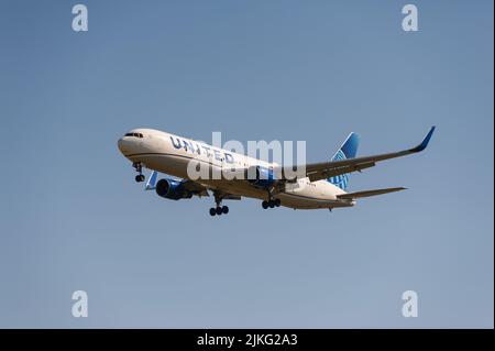 18.06.2022, Allemagne, Berlin, Berlin - Europe - Un Boeing 767-300ER de United Airlines avec l'enregistrement N641UA sur Approach to Berlin BR Banque D'Images
