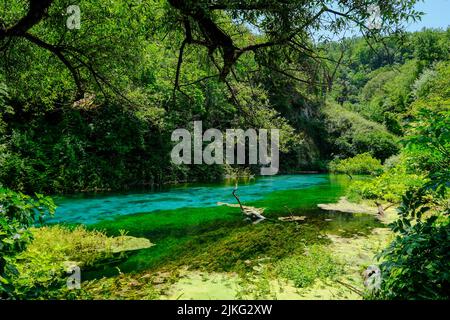 29.06.2022, Albanie, Muzina, Muzina - Syri i Kaltër, œil BLEU, est la source d'eau la plus abondante du pays, avec 6 m /s. L'eau sort de m Banque D'Images