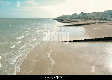 Eastbourne Beachfront dans East Sussex pendant l'été. Vagues sur le rivage. Banque D'Images