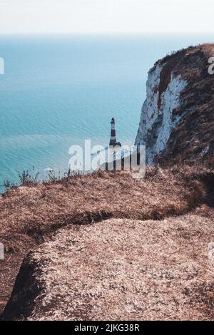 Beachy Head est une pointe de craie dans l'est du Sussex, en Angleterre. Il est situé près d'Eastbourne, immédiatement à l'est des sept Sœurs. Banque D'Images