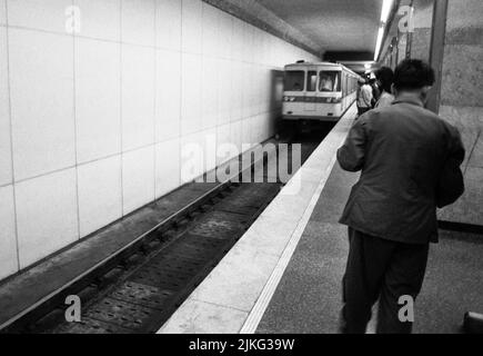 KINA BEIJING le métro dans la capitale avec des voyageurs Banque D'Images