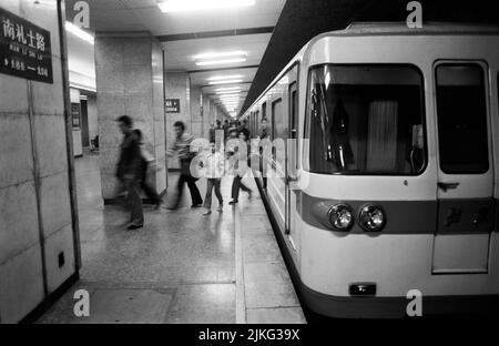 KINA BEIJING le métro dans la capitale avec des voyageurs Banque D'Images