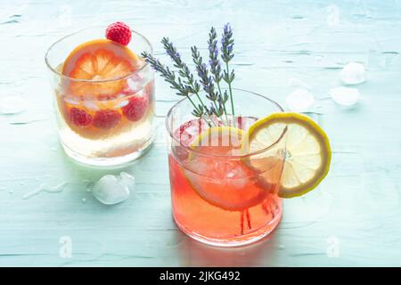 Cocktails d'été frais ou cocktails maison, boissons froides avec lavande et citron, pamplemousse et framboise, limonade de fête Banque D'Images