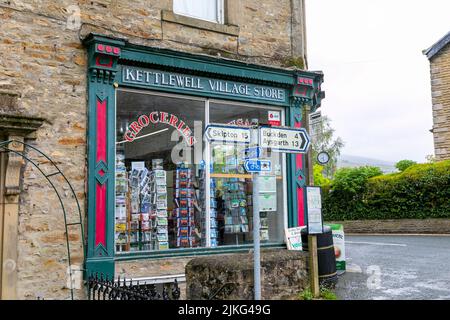 Kettlewell village dans les Yorkshire Dales, et Kettlewell village magasin coin magasin, Yorkshire, Angleterre, Royaume-Uni, été jour 2022 Banque D'Images