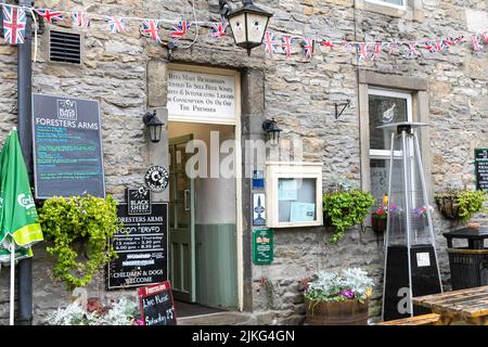 Grassington village Wharfedale et les armes Foresters maison publique dans le centre du village, couvert jour d'été, North Yorkshire, Angleterre 2022 Banque D'Images