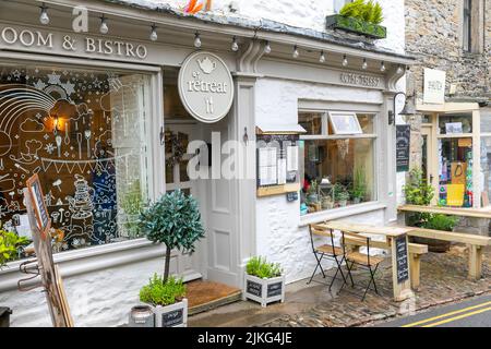 Grassington village centre, Retreat bistro et salons de thé affaires au coeur du village, Yorkshire, nord de l'Angleterre, Royaume-Uni été 2022 Banque D'Images
