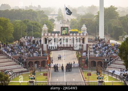 Amritsar, Punjab, Inde - 20 mai 2022: Une foule s'est rassemblée à la frontière de l'inde et du Pakistan à l'attari wagah pour assister à la cérémonie de descente du drapeau Banque D'Images