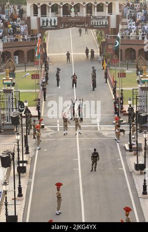 Amritsar, Punjab, Inde - 20 mai 2022: Une foule s'est rassemblée à la frontière de l'inde et du Pakistan à l'attari wagah pour assister à la cérémonie de descente du drapeau Banque D'Images