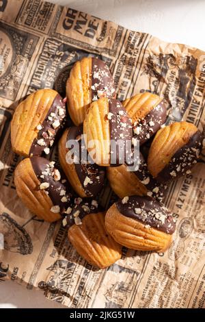 Biscuits Madeleine au chocolat noir Banque D'Images