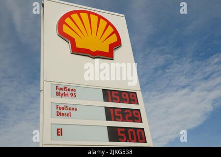 Kastrup/Copenhagen/Denmark/02 août 2022/Station de recharge d'essence et de coquillages Shell avec carte des prix élevés de l'essence sur la station d'essence sheel dans la capitale danoise. (Photo..Francis Dean/Dean Pictures) Banque D'Images