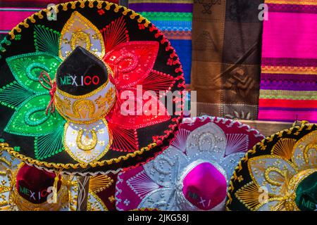 Souvenirs hauts en couleur de chapeaux de sombreros mexicains traditionnels, Cancun, Mexique Banque D'Images