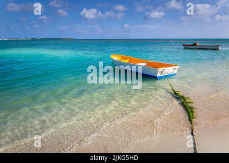 Plage idyllique avec bateau de pêcheurs rustique en bois à Aruba, Antilles néerlandaises Banque D'Images